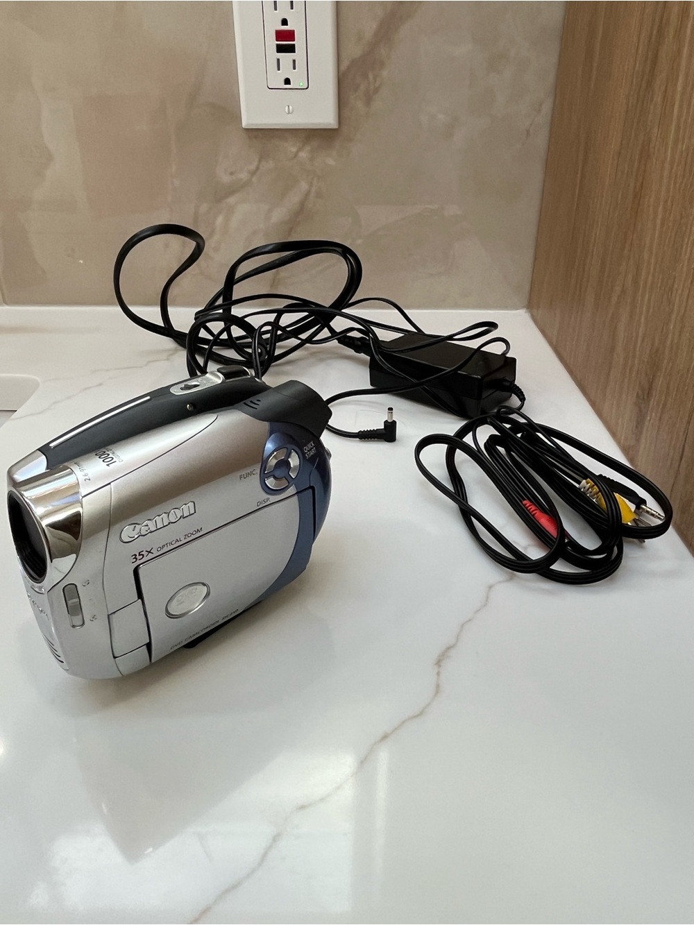 Canon DC210 DVD Handheld Camcorder Silver 35x Optical Zoom 1000x Digital AV